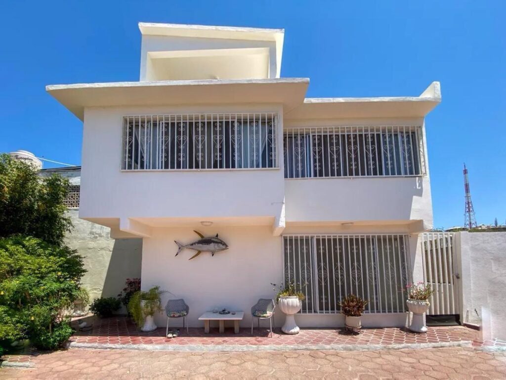 Chileno Bay Costa Azul Located within the Gringo Hill community in Costa Azul, Casa Doyle captures unobstructed – 1030 Calle Lic. Primo Verdad, La Paz, BS