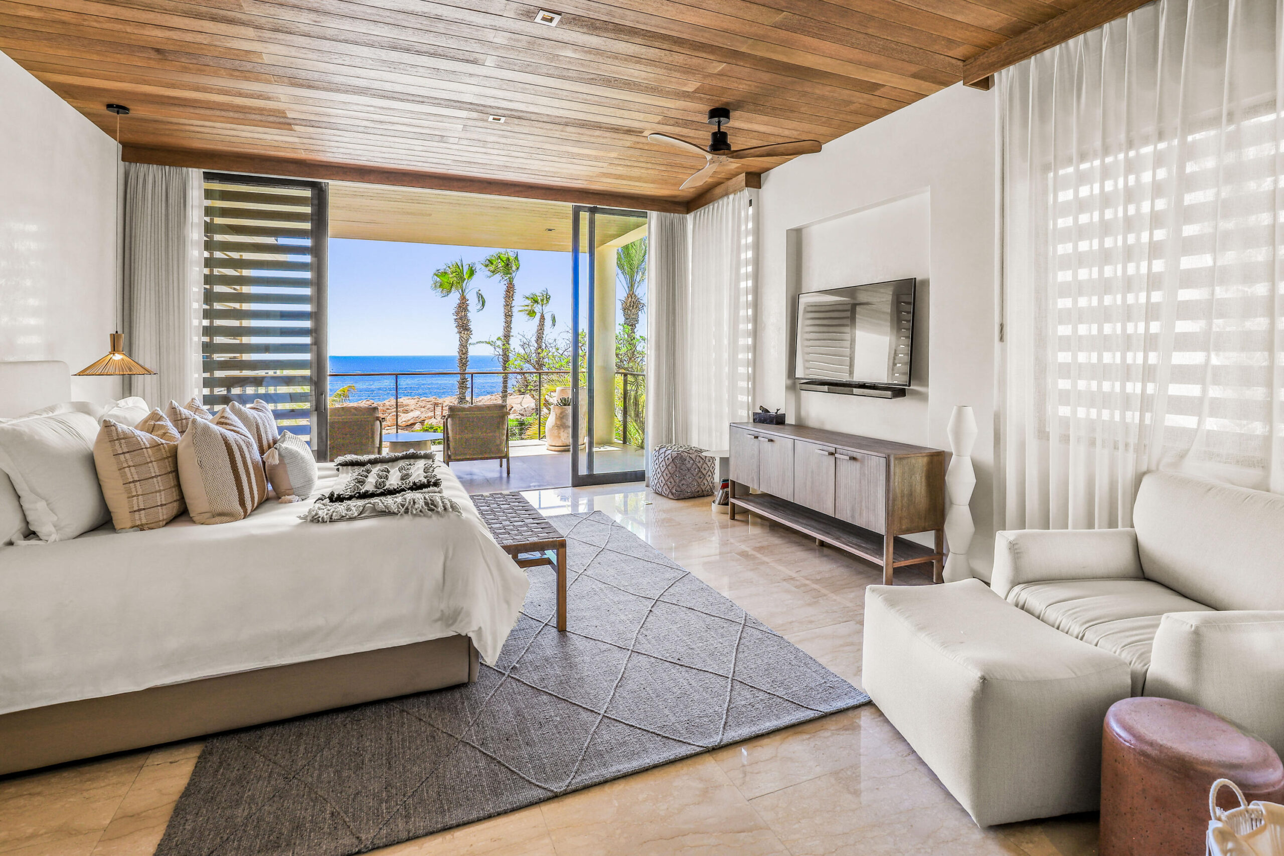 Chileno Bay Chileno Bay OCEANFRONT!!! One of only a few truly oceanfront villas located within the prestigious Auberge Chileno Bay Resort. **Membership to the Discovery Chileno Bay Golf and Beach Club is available for purchase upon approval. Spectacular sunrise and moonrise – Concha 2 KM 15 Carr. Transpeninsular, Cabo Corridor, BS